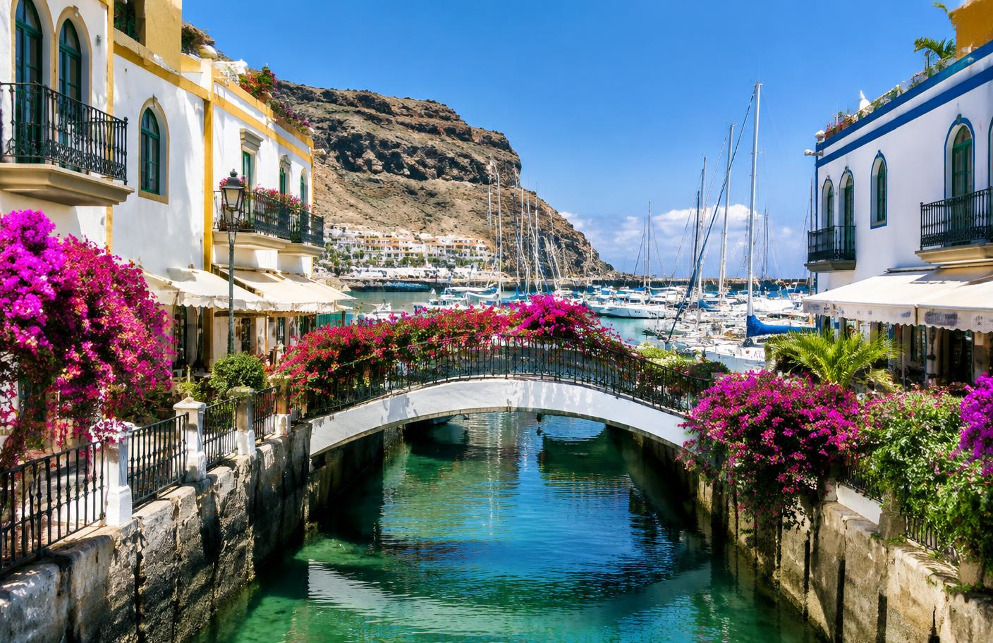 Canales y buganvillas del puerto deportivo de Mogán en Gran Canaria